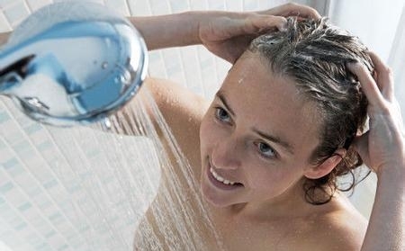 头发知识百科：为什么洗发时头发越脏，泡沫越少